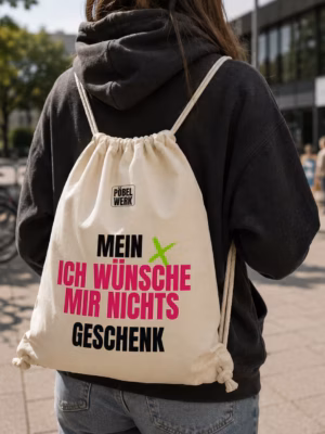 Beiger Turnbeutel mit schwarzem Aufdruck vom Pöbelwerk, 'MEIN X ICH WÜNSCHE MIR NICHTS GESCHENK'.
