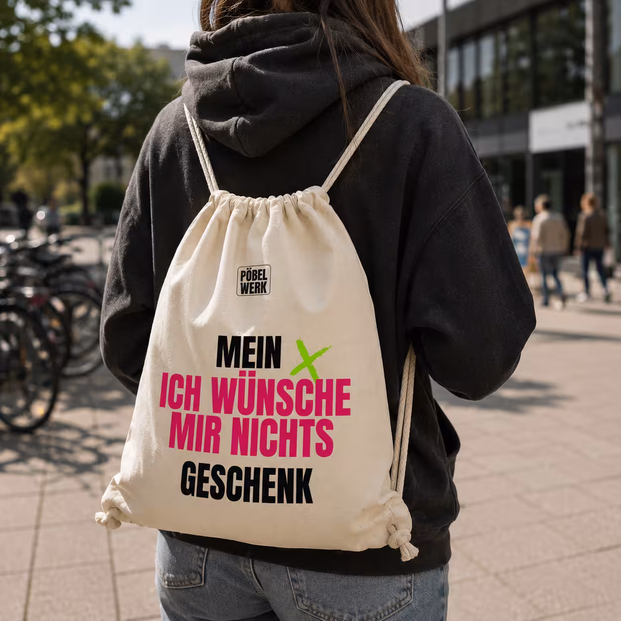 Beiger Turnbeutel mit schwarzem Aufdruck vom Pöbelwerk, 'MEIN X ICH WÜNSCHE MIR NICHTS GESCHENK'.